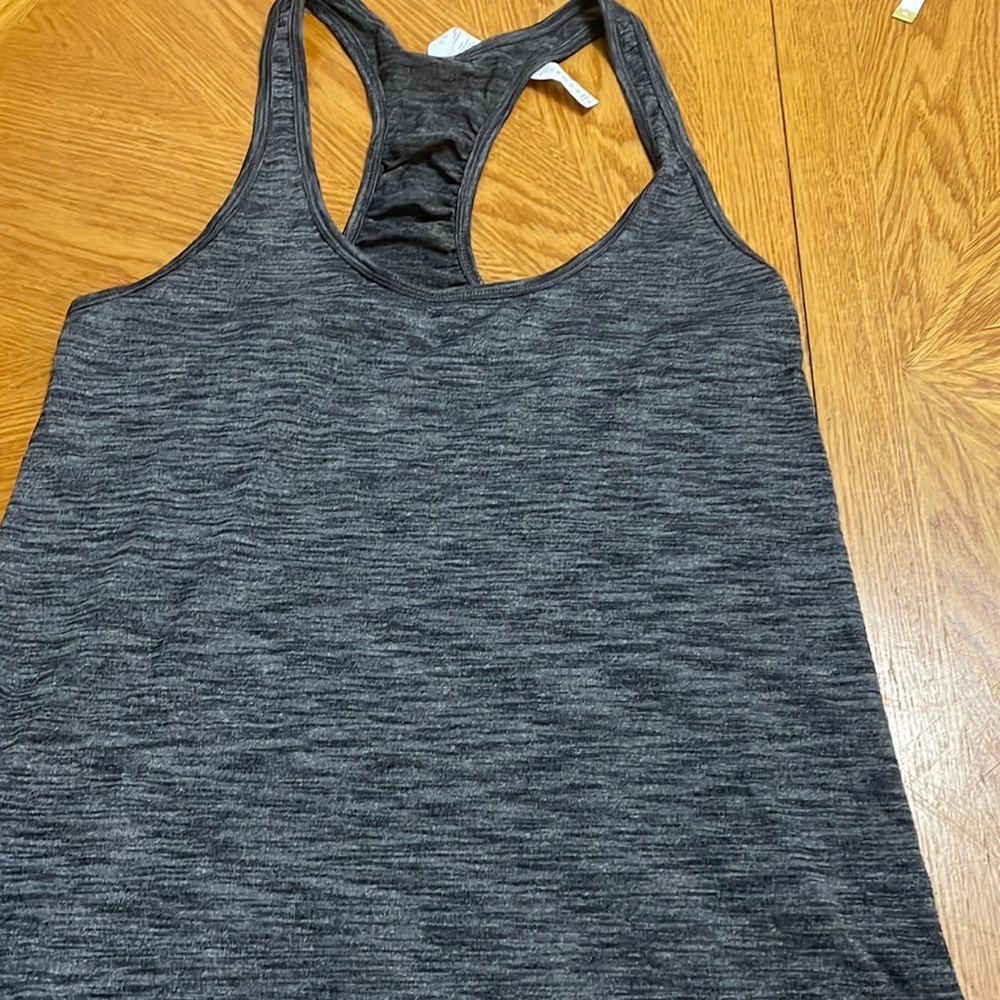 REDUCED🔥LULU LEMON razor back size 6